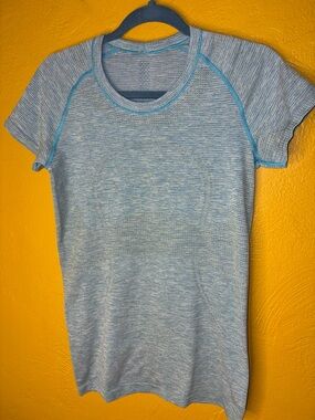 lululemon athletica Light Blue Heather Swiftly Top with Aqua Accents Sz 10 LN